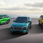 Gama completa de SUV electrificados de la nueva marca Lepas, mostrando los modelos L4, L6 y L8 en colores verde, azul verdoso y amarillo, estacionados en una plataforma frente al mar.