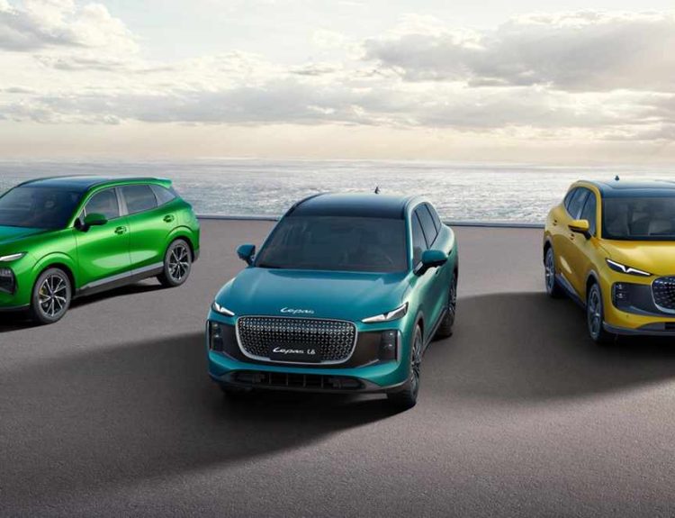 Gama completa de SUV electrificados de la nueva marca Lepas, mostrando los modelos L4, L6 y L8 en colores verde, azul verdoso y amarillo, estacionados en una plataforma frente al mar.