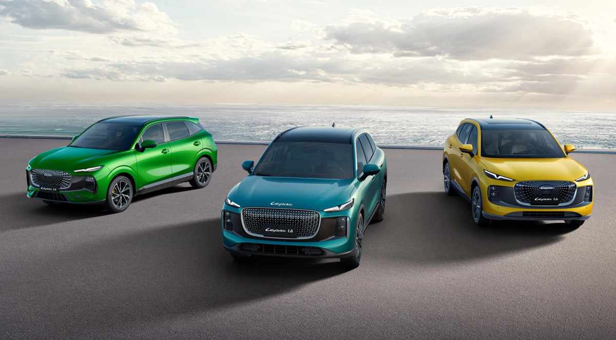 Gama completa de SUV electrificados de la nueva marca Lepas, mostrando los modelos L4, L6 y L8 en colores verde, azul verdoso y amarillo, estacionados en una plataforma frente al mar.
