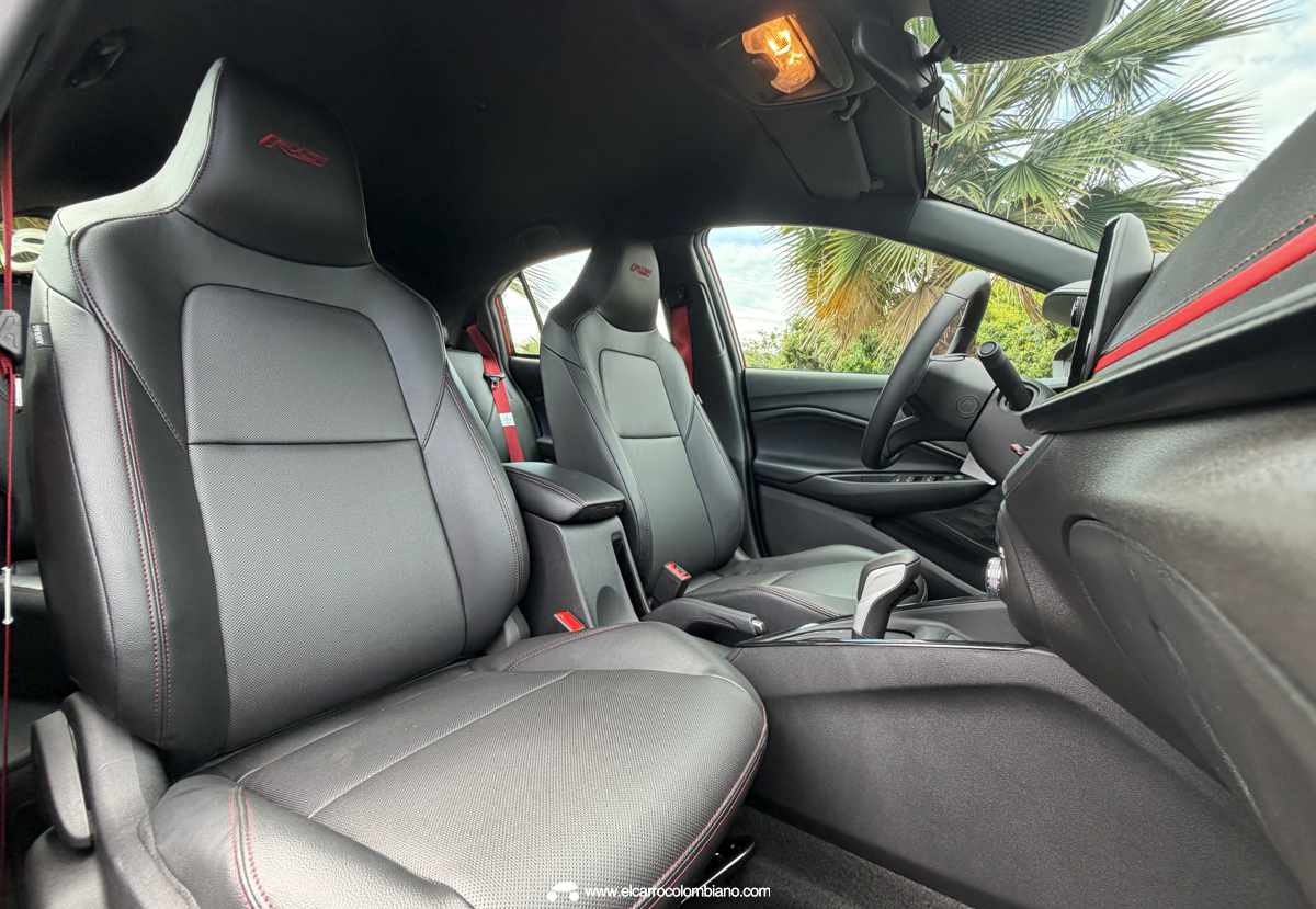 Asientos delanteros tapizados en cuero negro con costuras rojas y el emblema RS bordado en los apoyacabezas, correspondientes al interior del nuevo Chevrolet Sonic.