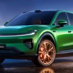 Vista frontal de tres cuartos de la nueva SUV Changan Nevo Q06 en su distintivo color Verde Jade, destacando la luz diurna LED continua y sus grandes rines deportivos.