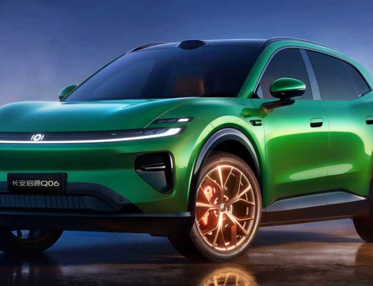 Vista frontal de tres cuartos de la nueva SUV Changan Nevo Q06 en su distintivo color Verde Jade, destacando la luz diurna LED continua y sus grandes rines deportivos.