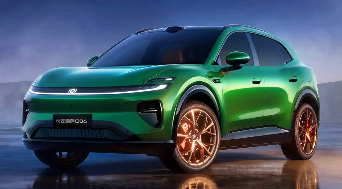 Vista frontal de tres cuartos de la nueva SUV Changan Nevo Q06 en su distintivo color Verde Jade, destacando la luz diurna LED continua y sus grandes rines deportivos.