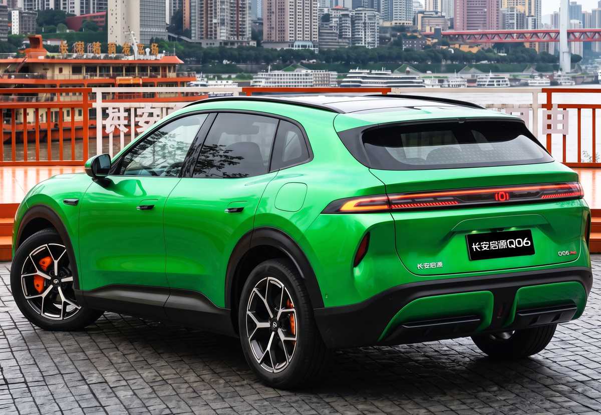 Diseño posterior de la SUV Changan Nevo Q06, resaltando su firma lumínica continua de extremo a extremo y la marcada inclinación del techo con estilo coupé.