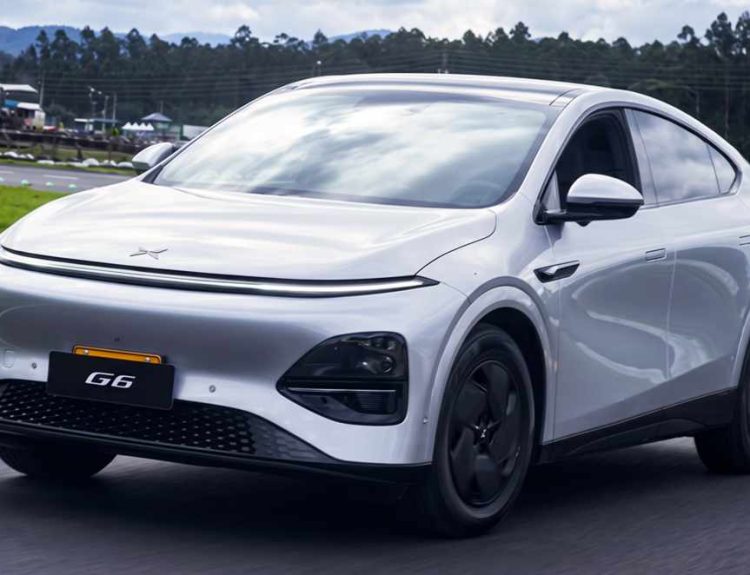 SUV eléctrica Xpeng G6 color plata en pleno movimiento sobre la pista del Autódromo de Tocancipá, durante su primer contacto y prueba de tecnologías de conducción semiautónoma en Colombia.