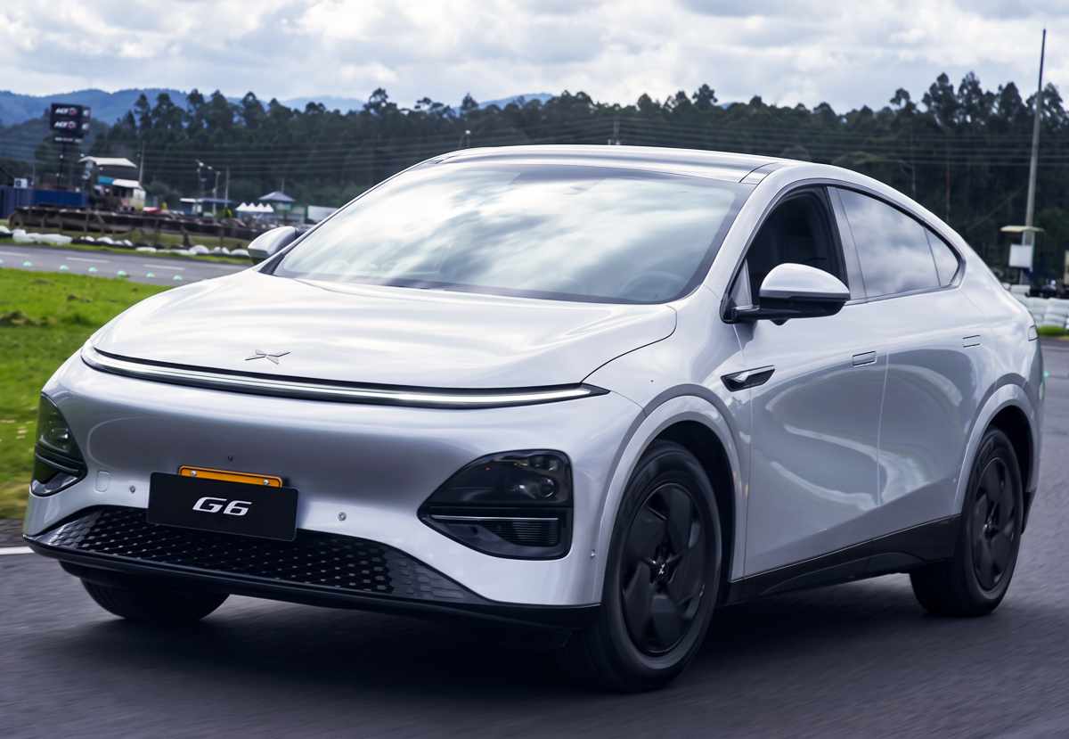 SUV eléctrica Xpeng G6 color plata en pleno movimiento sobre la pista del Autódromo de Tocancipá, durante su primer contacto y prueba de tecnologías de conducción semiautónoma en Colombia.