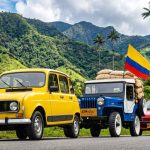 Un Renault 4 amarillo, un clásico Jeep Willys configurado como Yipao con la bandera tricolor y un Chevrolet Sprint rojo rodando juntos por el majestuoso paisaje del Valle del Cocora.
