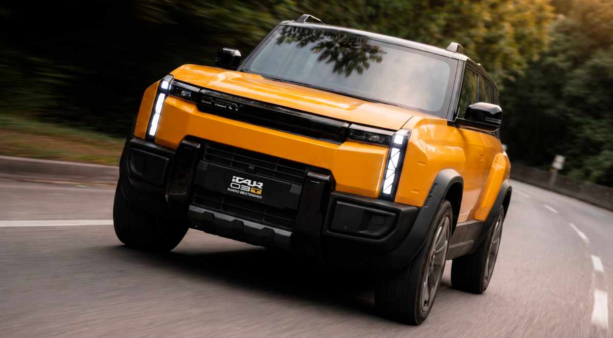 SUV Chery iCar 03T color amarillo transitando por una carretera, luciendo su robusto diseño todoterreno 4x4 durante su lanzamiento oficial en Colombia.
