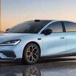 Sedán eléctrico Geely Galaxy TT color Azul Fiordo en su versión Ultra, luciendo su diseño aerodinámico y faros LED, posicionado como el nuevo rival directo del Xiaomi SU7.