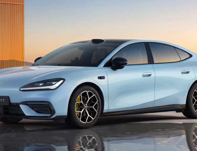 Sedán eléctrico Geely Galaxy TT color Azul Fiordo en su versión Ultra, luciendo su diseño aerodinámico y faros LED, posicionado como el nuevo rival directo del Xiaomi SU7.