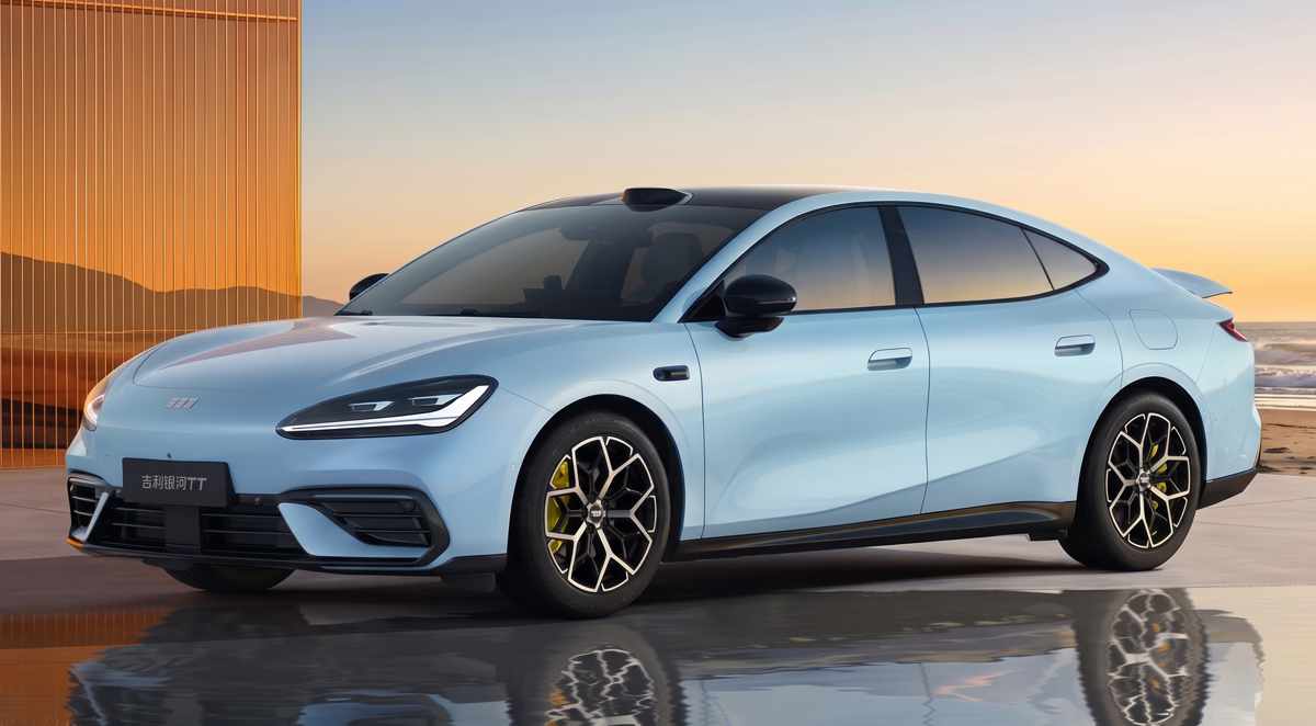 Sedán eléctrico Geely Galaxy TT color Azul Fiordo en su versión Ultra, luciendo su diseño aerodinámico y faros LED, posicionado como el nuevo rival directo del Xiaomi SU7.