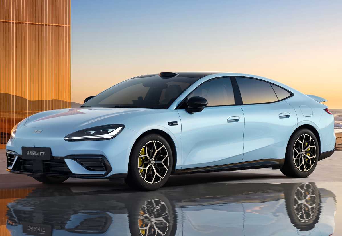 Sedán eléctrico Geely Galaxy TT color Azul Fiordo en su versión Ultra, luciendo su diseño aerodinámico y faros LED, posicionado como el nuevo rival directo del Xiaomi SU7.