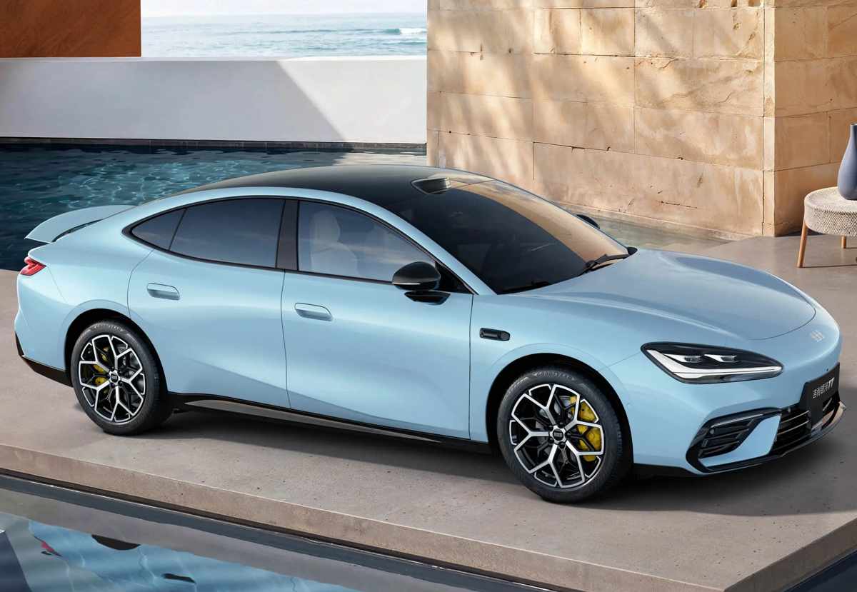 Vista frontal de tres cuartos del Geely Galaxy TT, destacando sus líneas fluidas tipo fastback, rines de 19 pulgadas y las pinzas de freno rojas que acentúan su carácter deportivo.