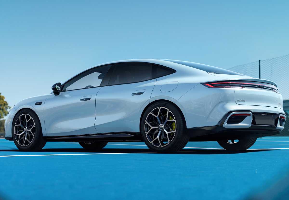Diseño posterior del nuevo sedán eléctrico Geely Galaxy TT, mostrando su imponente alerón activo y la elegante barra de luces traseras compuesta por 108 diodos LED.