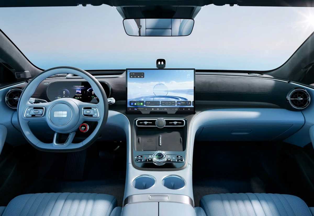 Puesto de conducción de alta tecnología del Geely Galaxy TT Ultra, equipado con una gran pantalla central de 15,4 pulgadas, sistema Flyme Auto 2 y el volante con botón Boost integrado.