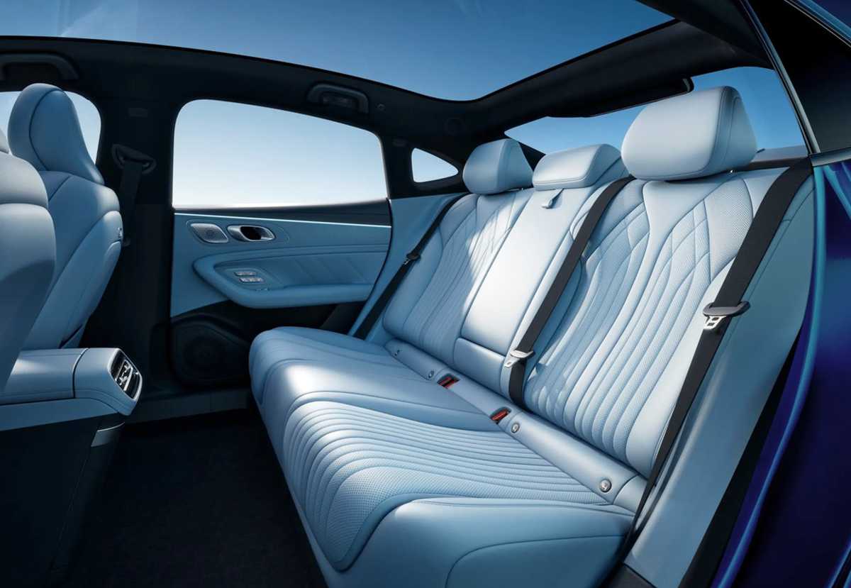Espaciosas plazas traseras del Geely Galaxy TT, revestidas con materiales premium, asientos con calefacción, masaje y amplio confort gracias a sus casi tres metros de distancia entre ejes.