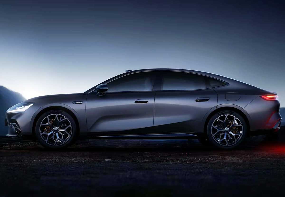 Perfil aerodinámico y bajo del Geely Galaxy TT en color oscuro, evidenciando las puertas sin marco y las manijas enrasadas diseñadas para reducir la resistencia al viento.