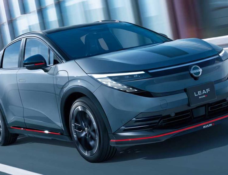 Vista frontal en movimiento del nuevo crossover eléctrico Nissan Leaf Nismo en color Stealth Gray, destacando su parachoques aerodinámico y el característico acento rojo inferior.