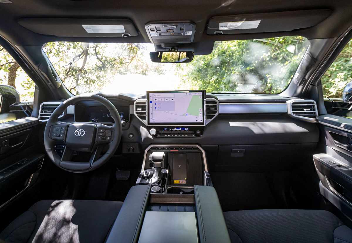 Interior tecnológico de la Toyota Tundra 2027, protagonizado por la nueva pantalla central táctil de 14 pulgadas del sistema Toyota Audio Multimedia y acabados robustos.