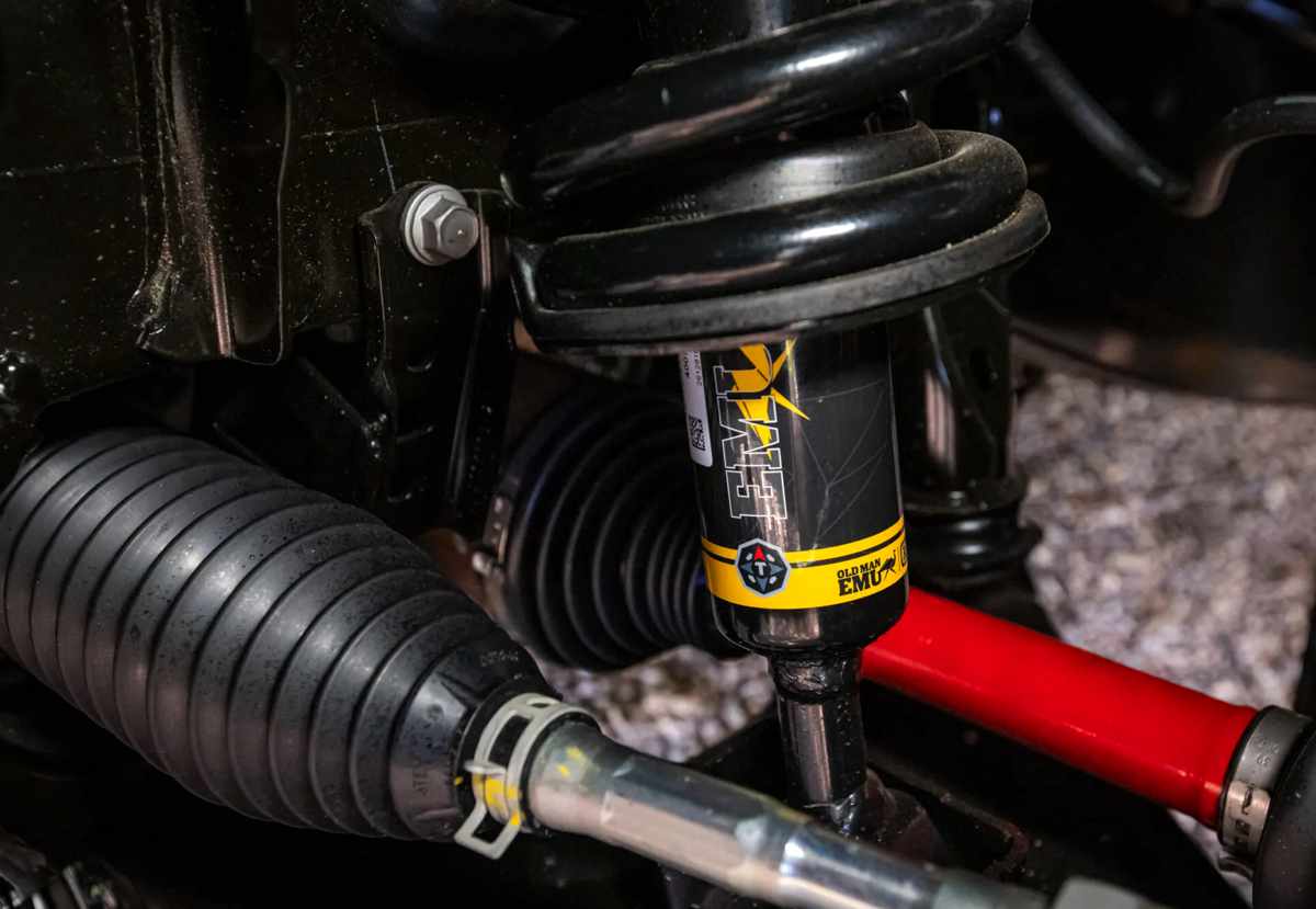 Detalle técnico de la suspensión Old Man Emu con amortiguadores forjados, una mejora exclusiva del paquete Trailhunter en la nueva Toyota Tundra 2027 para el trabajo pesado.
