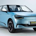 Vista frontal de tres cuartos del carro eléctrico Dongfeng Box en color azul celeste con techo blanco, destacando su diseño urbano y moderna firma lumínica.