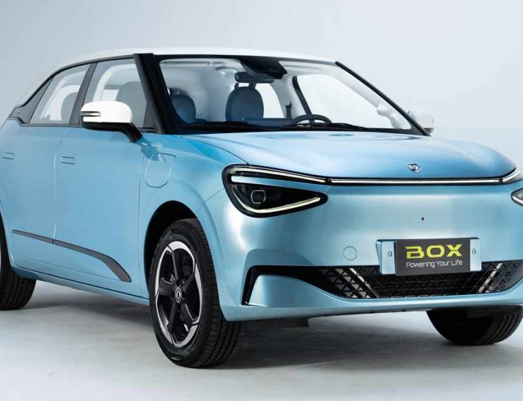 Vista frontal de tres cuartos del carro eléctrico Dongfeng Box en color azul celeste con techo blanco, destacando su diseño urbano y moderna firma lumínica.