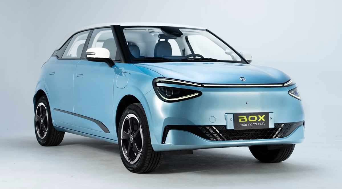 Vista frontal de tres cuartos del carro eléctrico Dongfeng Box en color azul celeste con techo blanco, destacando su diseño urbano y moderna firma lumínica.