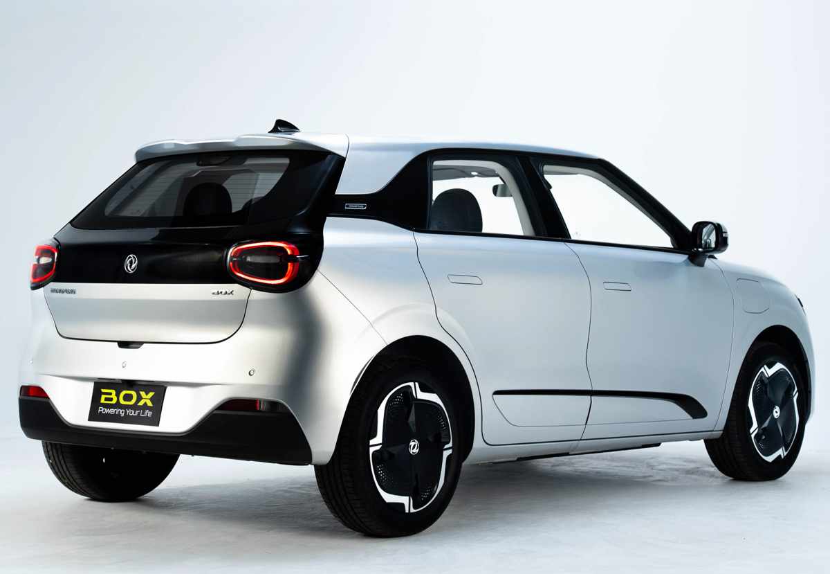 Diseño posterior del hatchback eléctrico Dongfeng Box, resaltando su techo flotante negro, luces traseras ovaladas y el amplio portón del maletero de 326 litros.