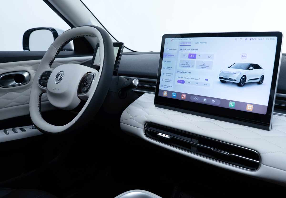 Interior tecnológico del Dongfeng Box, protagonizado por su gran pantalla táctil central de 12 pulgadas, acabados en ecocuero con costuras en rombo y volante multifunción.