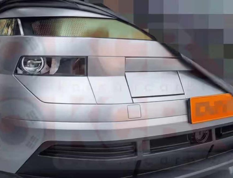 Foto espía frontal de la próxima generación de la Hyundai Kona parcialmente cubierta por una lona negra, revelando su nuevo faro geométrico y capó plano.