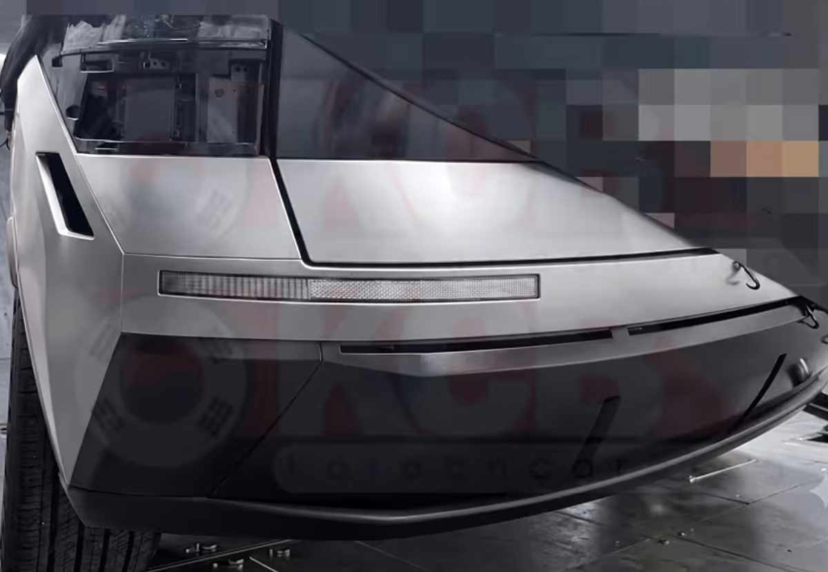 Acercamiento al parachoques y la sección frontal de la nueva Hyundai Kona SX3, destacando la evolución de la franja LED continua que ahora integra bloques de píxeles paramétricos.