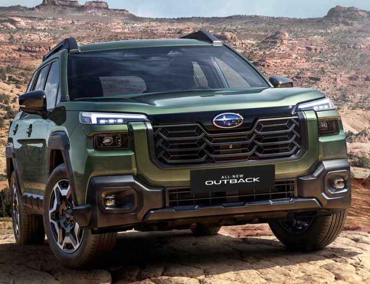 Vista frontal de tres cuartos de la nueva Subaru Outback 2026 en color verde, exhibiendo su agresivo diseño frontal de SUV sobre un terreno rocoso.