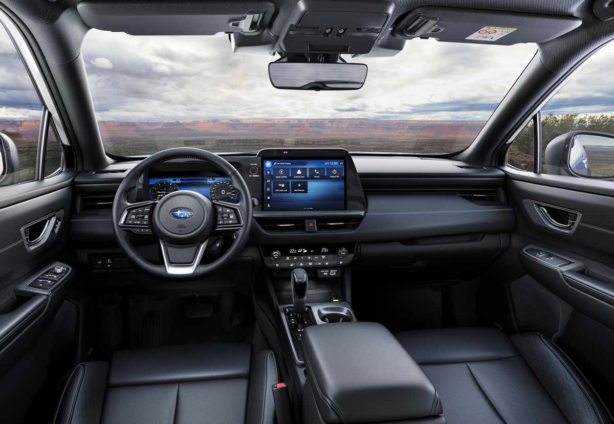 Renovado puesto de conducción de la Subaru Outback Touring, protagonizado por la nueva pantalla táctil horizontal de 12,1 pulgadas y acabados suaves.