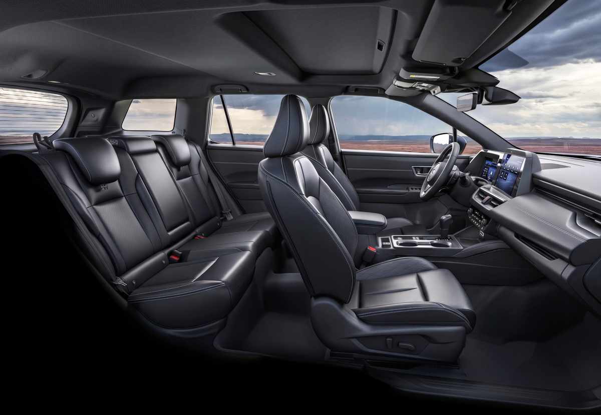 Amplio habitáculo de la Subaru Outback 2026, evidenciando sus asientos tapizados en cuero Nappa, techo panorámico corredizo y gran espacio para pasajeros.