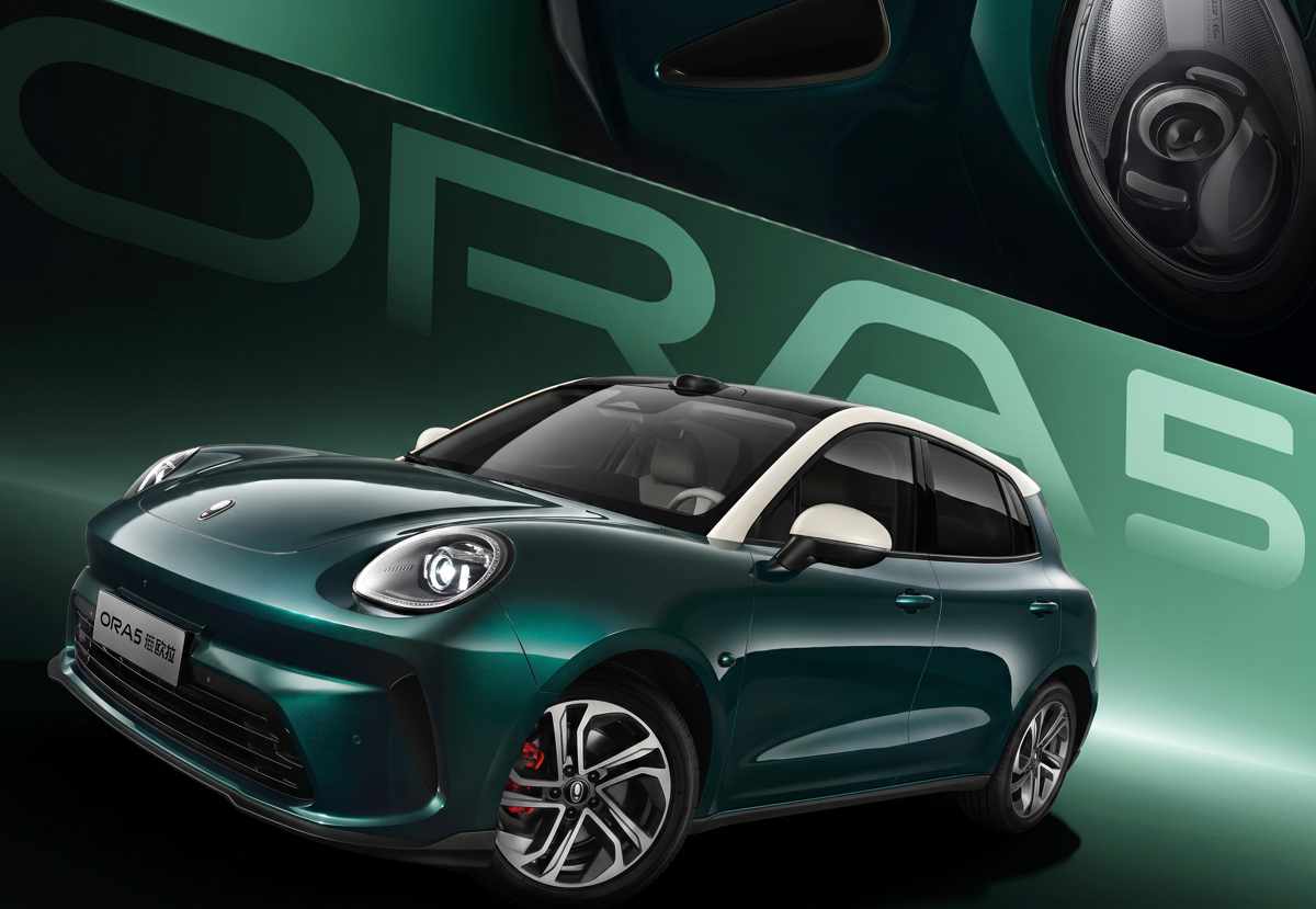 Vista frontal estática de la GWM Ora 5 Sport en color verde oscuro con techo blanco contrastante, resaltando su estilo retro-urbano y pinzas de freno rojas.