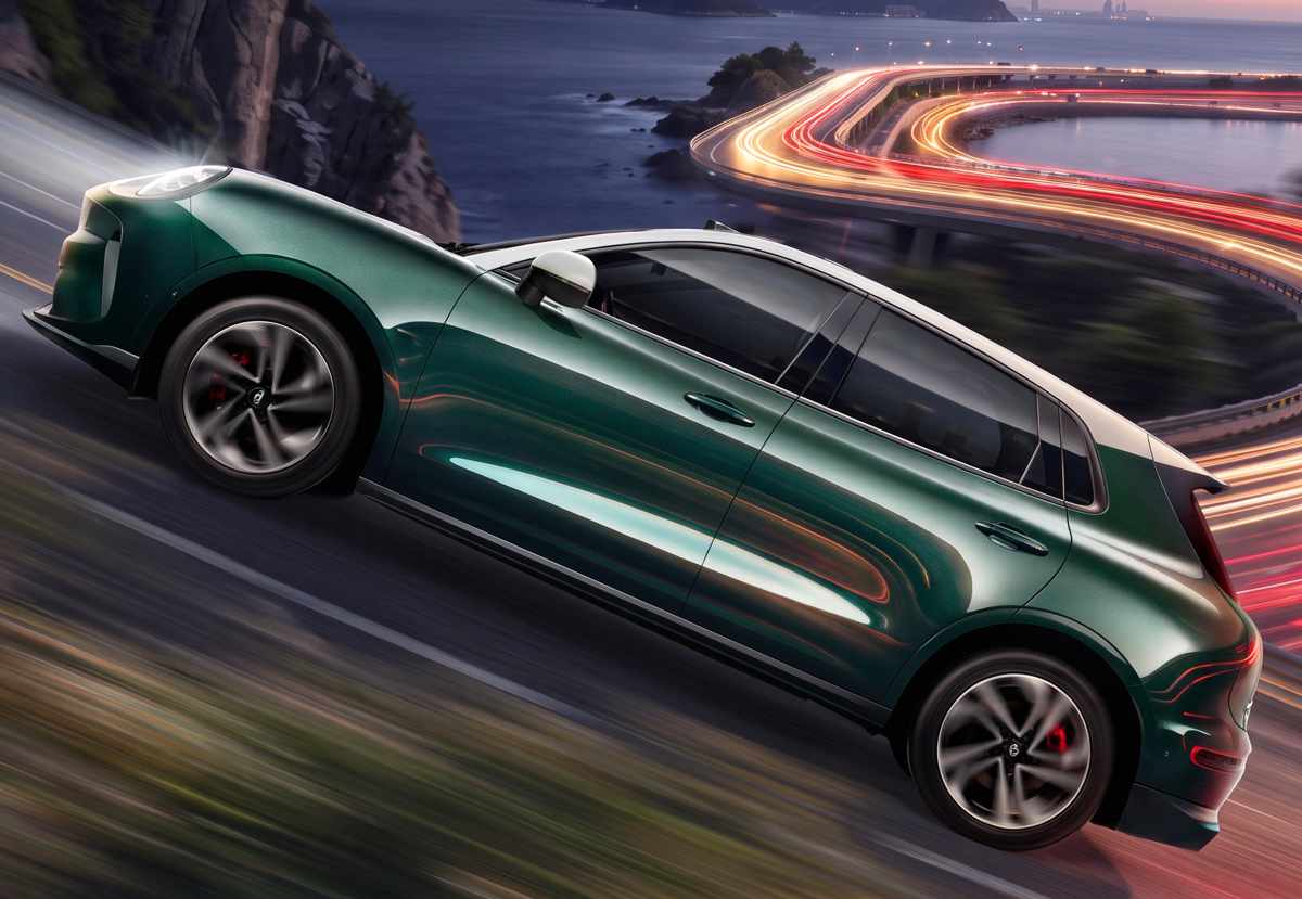 SUV eléctrica GWM Ora 5 Sport bitono circulando a alta velocidad por una autopista costera, evidenciando su aerodinámica silueta e iluminación trasera LED.
