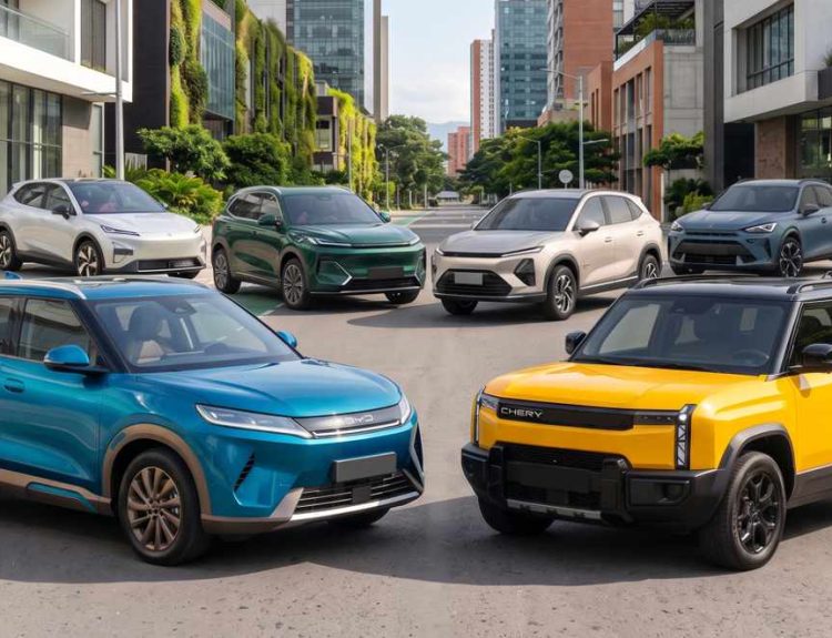 Fotografía comparativa de los principales SUV híbridos enchufables en Colombia estacionados juntos, destacando al BYD Yuan Up azul y el Chery iCar 03T amarillo en primera fila.