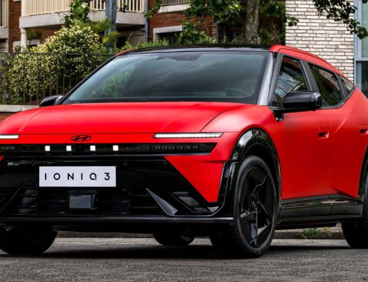 Vista frontal de tres cuartos del nuevo Hyundai Ioniq 3 N Line en color rojo mate con detalles negros, destacando su franja LED pixelada y diseño aerodinámico.