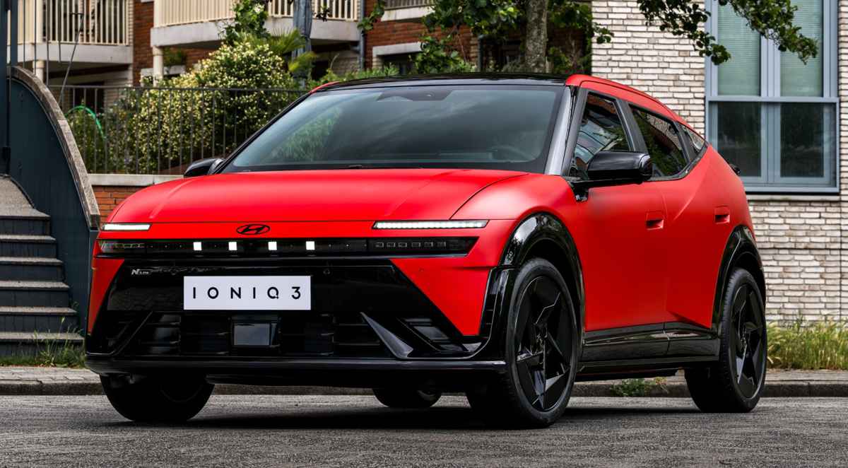 Vista frontal de tres cuartos del nuevo Hyundai Ioniq 3 N Line en color rojo mate con detalles negros, destacando su franja LED pixelada y diseño aerodinámico.