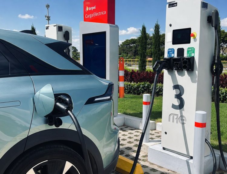 Carros eléctricos Colombia cargador ultrarrápido 2026