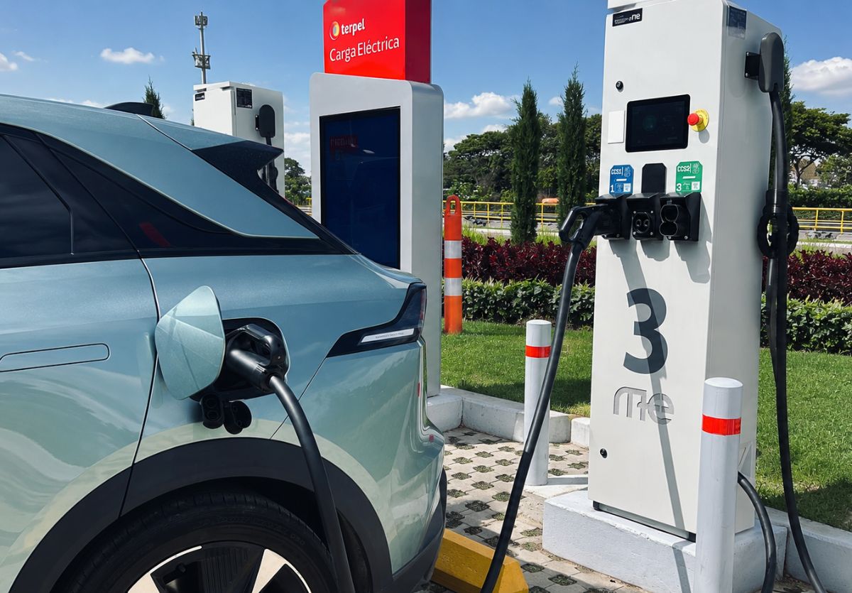 Carros eléctricos Colombia cargador ultrarrápido 2026