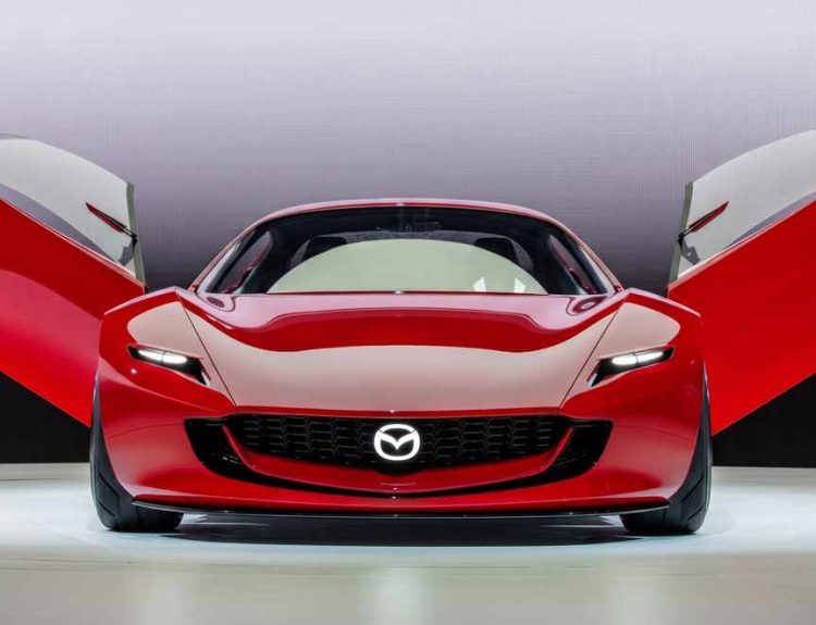 Vista frontal del concepto Mazda Iconic SP en color rojo brillante con las puertas abiertas hacia arriba, anticipando el nuevo deportivo insignia de la marca.