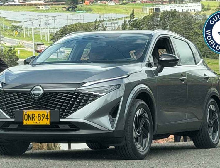 Nissan Qashqai e-Power color gris en movimiento por una carretera de Colombia, acompañada del sello oficial de Guinness World Records por su autonomía.