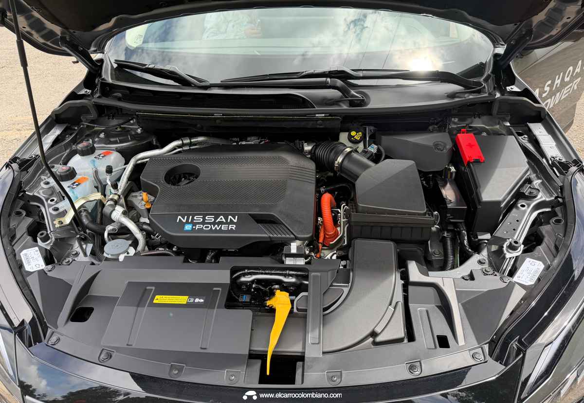 Detalle del compartimiento del motor de la Nissan Qashqai e-Power, mostrando el propulsor a gasolina que actúa exclusivamente como generador eléctrico.