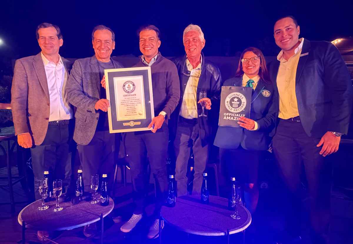 El piloto Fernando Jaramillo y directivos de Nissan Colombia tras la entrega, junto a la adjudicadora oficial, del Récord Guinness de la Qashqai e-Power. De izquierda a Derecha: Carlos Felipe Caicedo, Gerente General de Dinissan; Juan Manuel Hoyos, presidente y director general de Nissan Importers Businness Unit (NIBU); Leonardo Gutiérrez, director de producto en Dinissan; Fernando Jaramillo, Natalia Ramírez, juez de Guinness World Record en Colombia; y Carlos Vargas, gerente de mercadeo de Nissan Colombia.