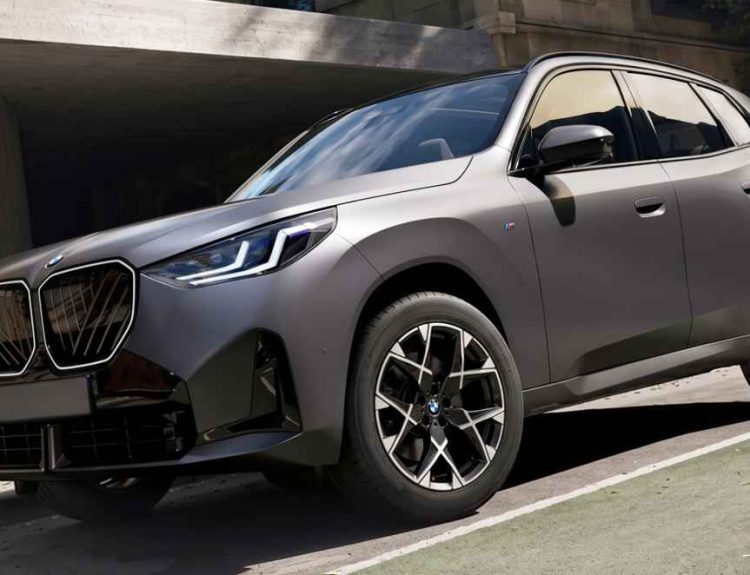 Camioneta SUV BMW X3 con acabado de pintura gris mate estacionada en una zona urbana, representando el liderazgo de la marca alemana en el segmento premium de Colombia en 2026.