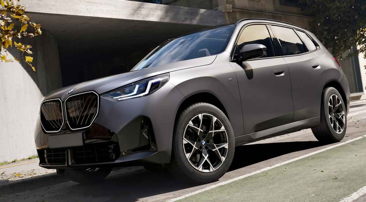 Camioneta SUV BMW X3 con acabado de pintura gris mate estacionada en una zona urbana, representando el liderazgo de la marca alemana en el segmento premium de Colombia en 2026.