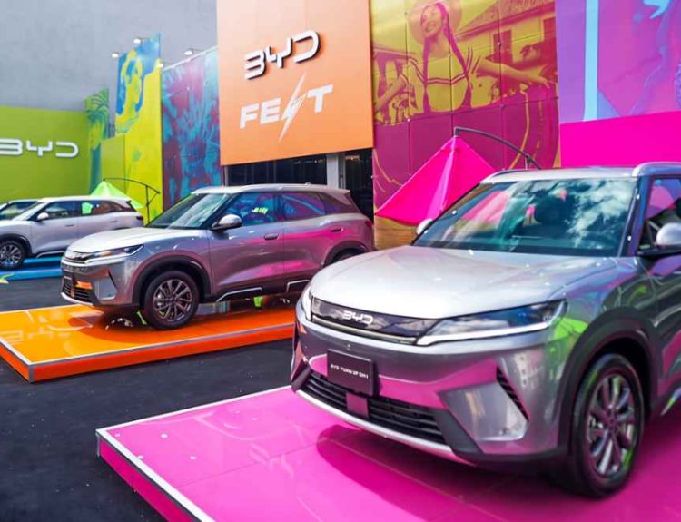 Dos camionetas SUV BYD Yuan Up exhibidas sobre coloridas plataformas en el evento BYD Fest 2026 en el Parque de la 93, destacando la oferta de vehículos de nuevas energías.