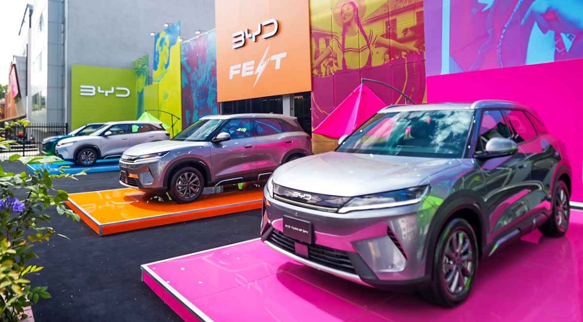 Dos camionetas SUV BYD Yuan Up exhibidas sobre coloridas plataformas en el evento BYD Fest 2026 en el Parque de la 93, destacando la oferta de vehículos de nuevas energías.