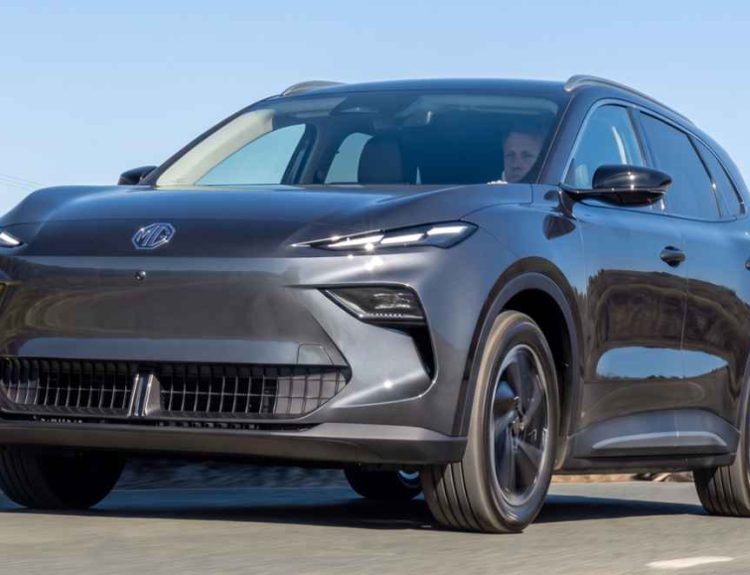 Camioneta SUV MG S5 EV color gris oscuro en movimiento por una carretera a la luz del día, representando el espectacular crecimiento en ventas de la marca en Colombia durante julio de 2026.